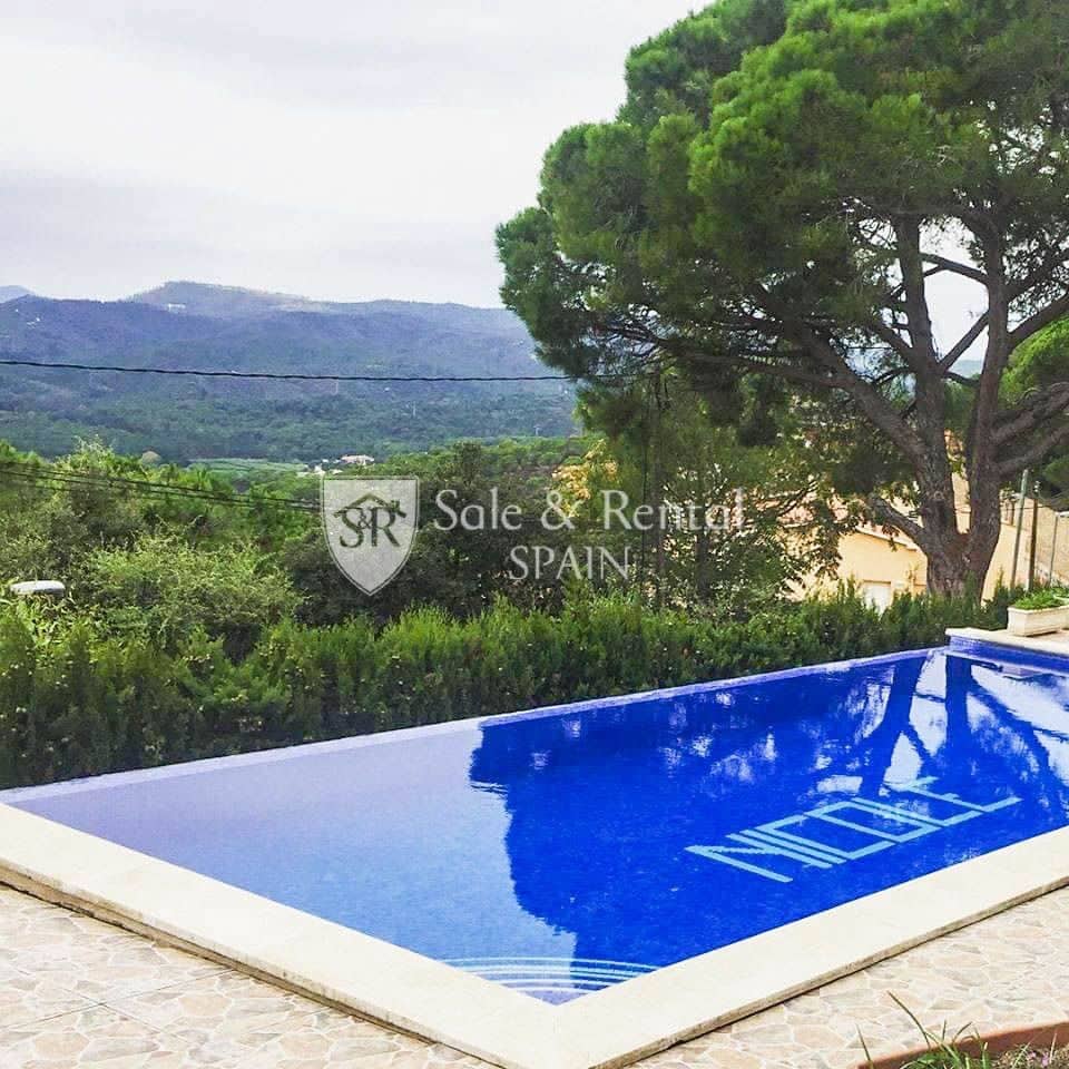 4 slaapkamer Villa te koop in Lloret de Mar met zwembad garage - € 795.000 (Ref: 9526057)