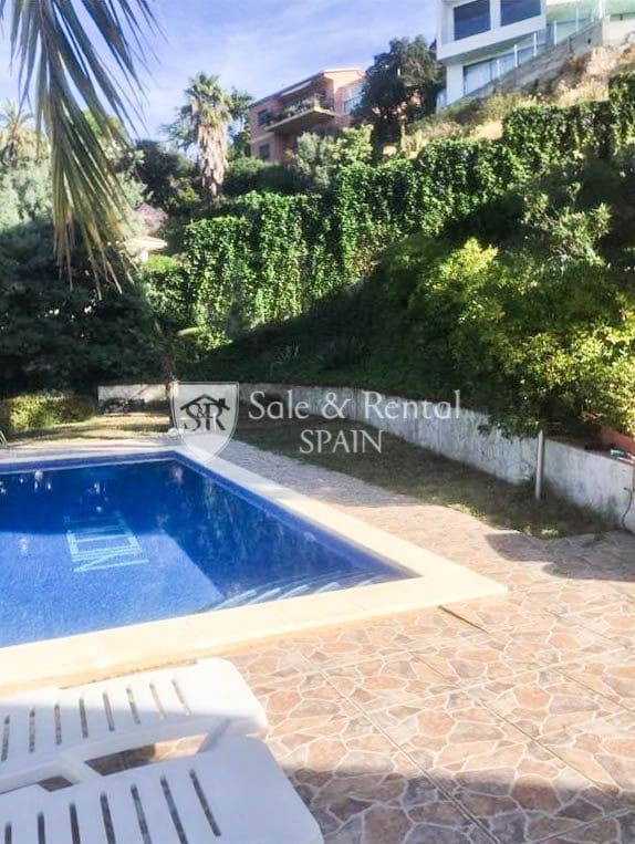 4 slaapkamer Villa te koop in Lloret de Mar met zwembad garage - € 795.000 (Ref: 9526057)