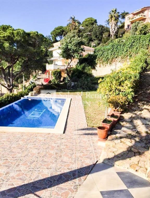 4 slaapkamer Villa te koop in Lloret de Mar met zwembad garage - € 795.000 (Ref: 9526057)