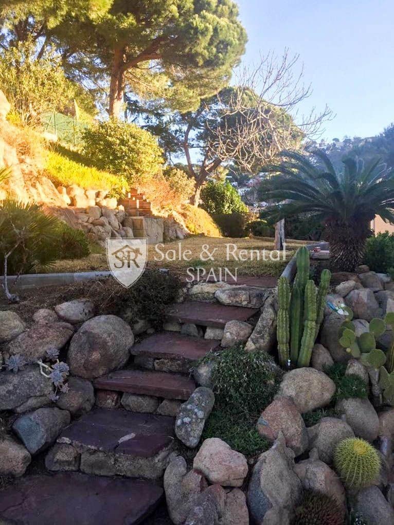 4 slaapkamer Villa te koop in Lloret de Mar met zwembad garage - € 795.000 (Ref: 9526057)