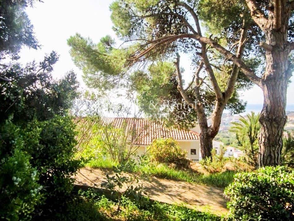 4 slaapkamer Villa te koop in Lloret de Mar met zwembad garage - € 795.000 (Ref: 9526057)