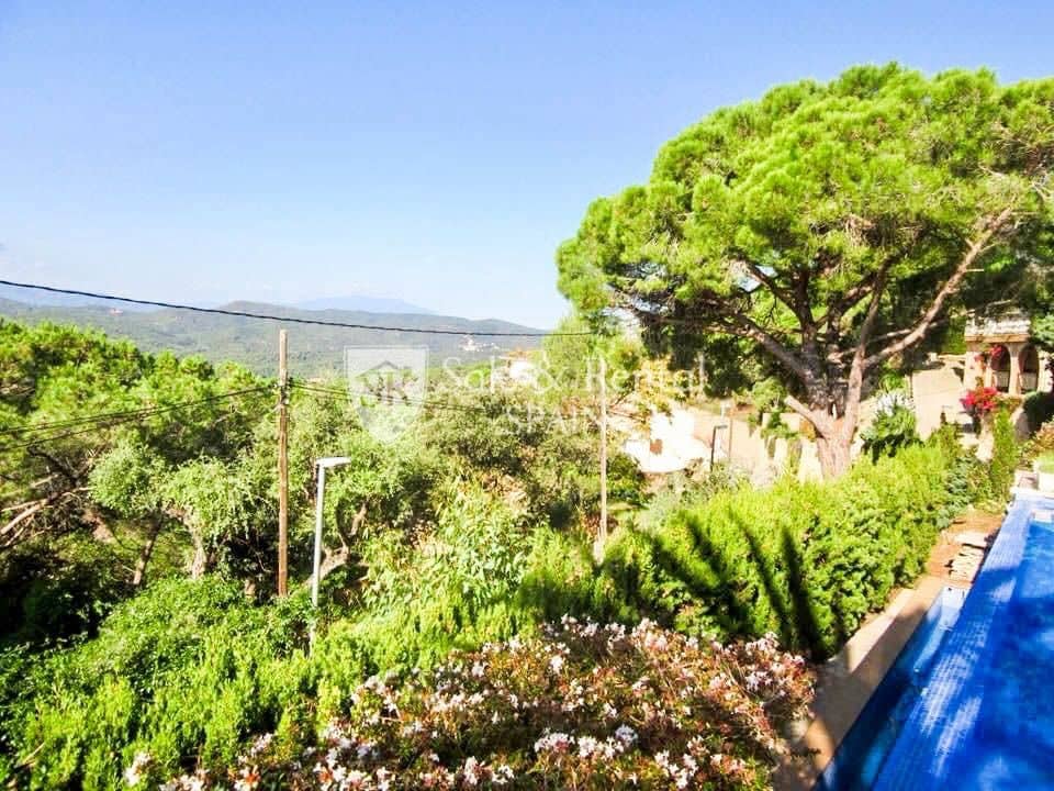4 slaapkamer Villa te koop in Lloret de Mar met zwembad garage - € 795.000 (Ref: 9526057)