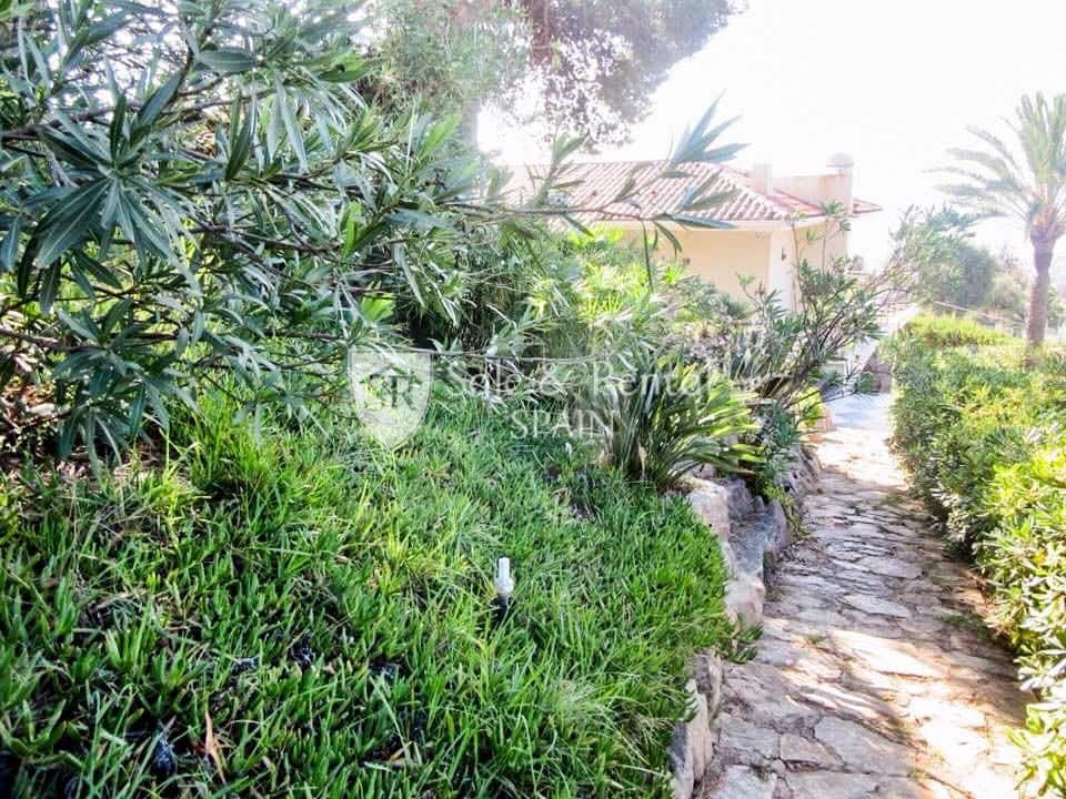 4 slaapkamer Villa te koop in Lloret de Mar met zwembad garage - € 795.000 (Ref: 9526057)