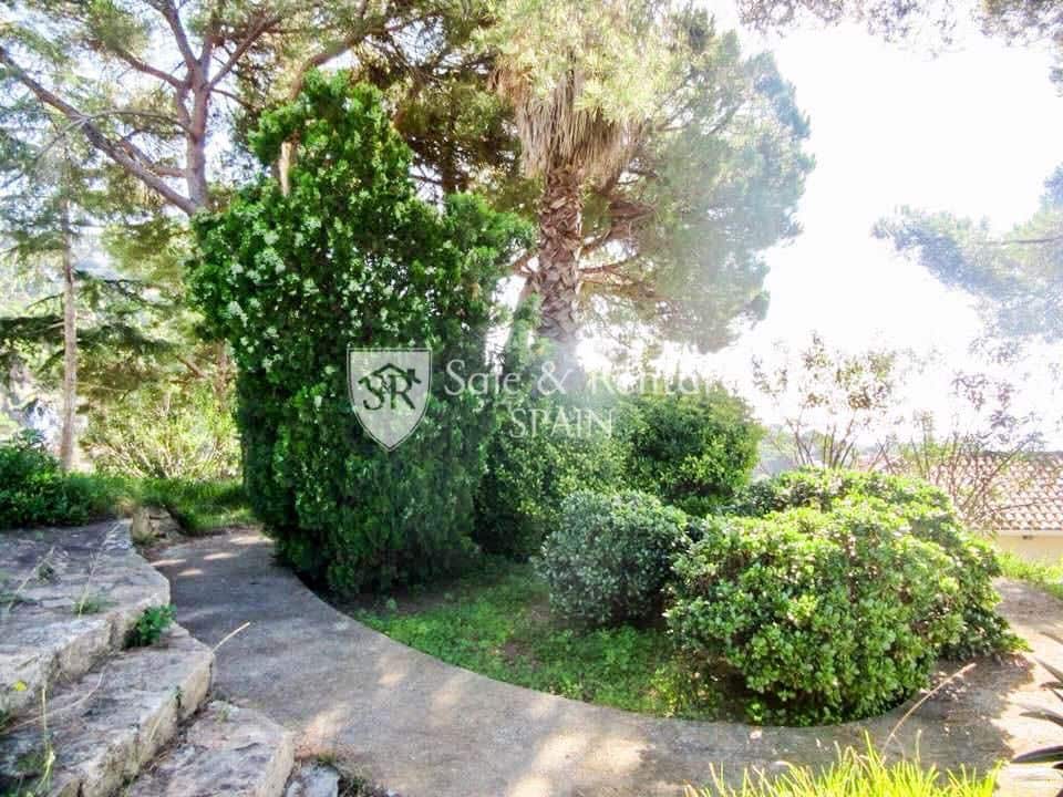 4 slaapkamer Villa te koop in Lloret de Mar met zwembad garage - € 795.000 (Ref: 9526057)