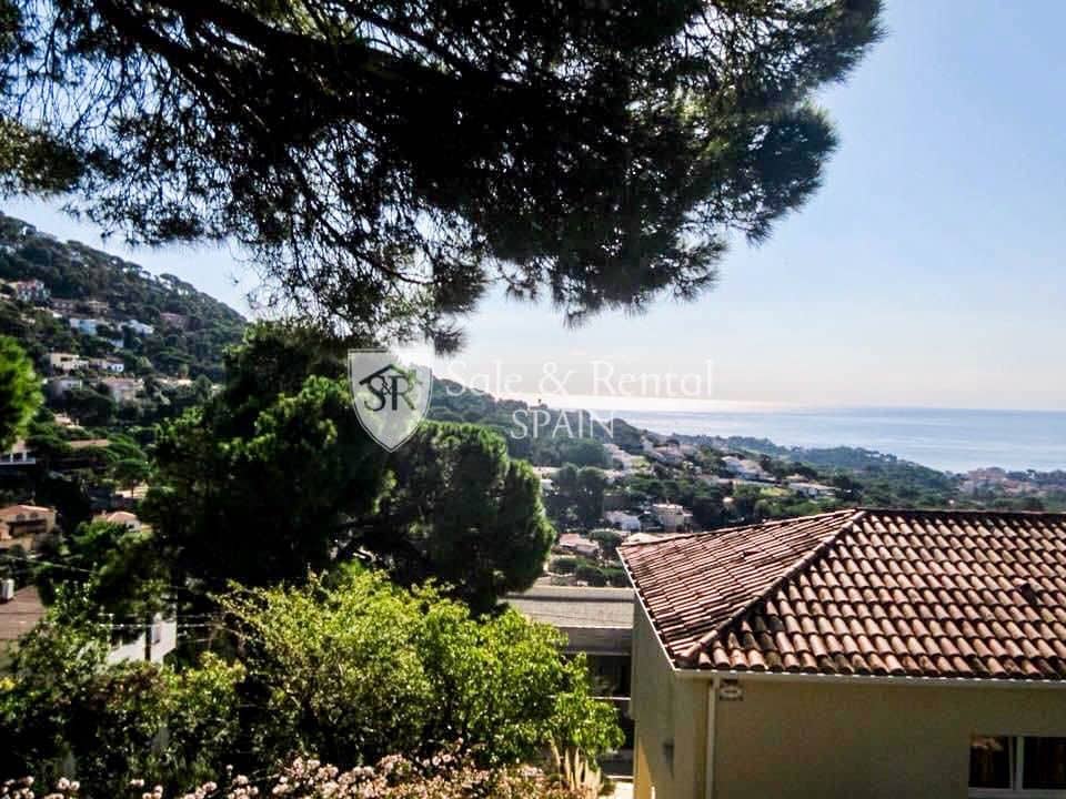 4 slaapkamer Villa te koop in Lloret de Mar met zwembad garage - € 795.000 (Ref: 9526057)