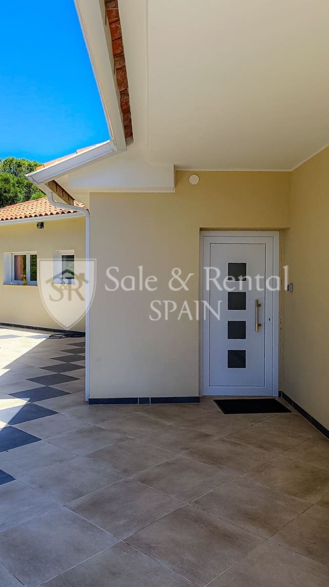 4 bedroom Villa for sale in Lloret de Mar with pool garage - € 795,000 (Ref: 9526057)