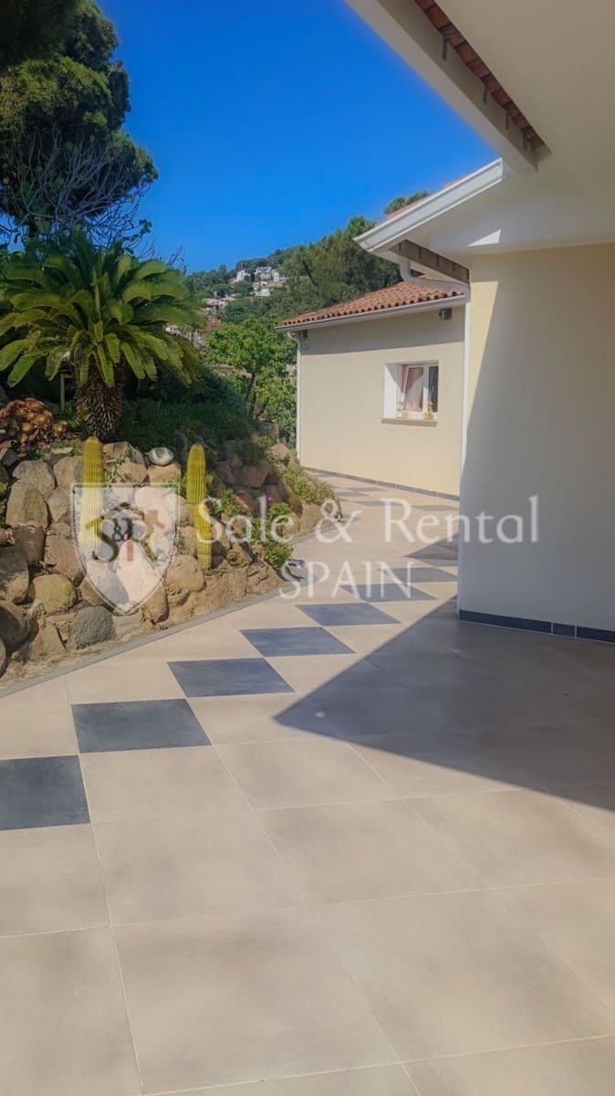 4 bedroom Villa for sale in Lloret de Mar with pool garage - € 795,000 (Ref: 9526057)