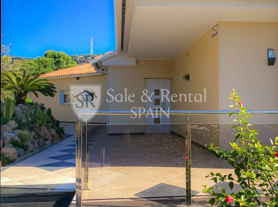 4 bedroom Villa for sale in Lloret de Mar with pool garage - € 795,000 (Ref: 9526057)