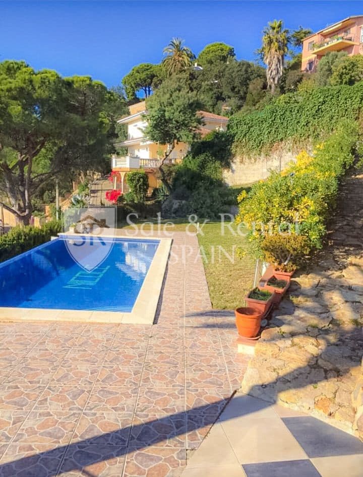 4 bedroom Villa for sale in Lloret de Mar with pool garage - € 795,000 (Ref: 9526057)