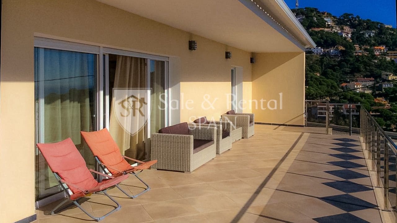 4 bedroom Villa for sale in Lloret de Mar with pool garage - € 795,000 (Ref: 9526057)