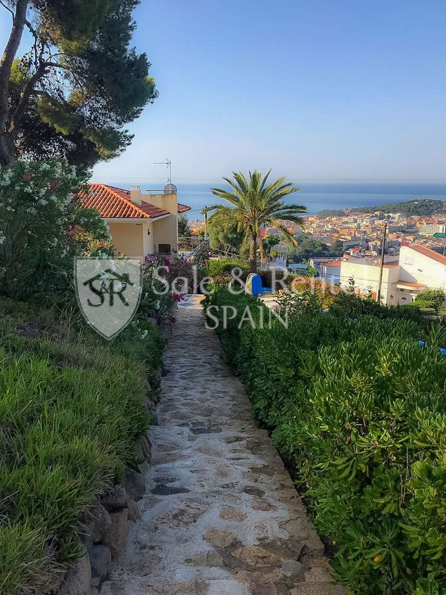 4 bedroom Villa for sale in Lloret de Mar with pool garage - € 795,000 (Ref: 9526057)