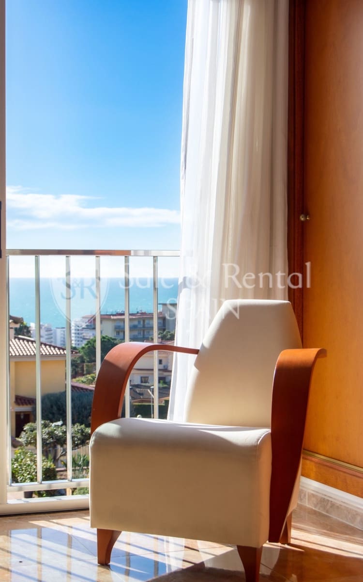 5 soveværelse Semi-Rækkehus til salg i Lloret de Mar med swimmingpool - € 649.000 (Ref: 9542980)