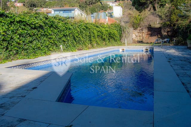 5 soveværelse Semi-Rækkehus til salg i Roca Grossa, Lloret de Mar med swimmingpool - € 649.000 (Ref: 9542980)