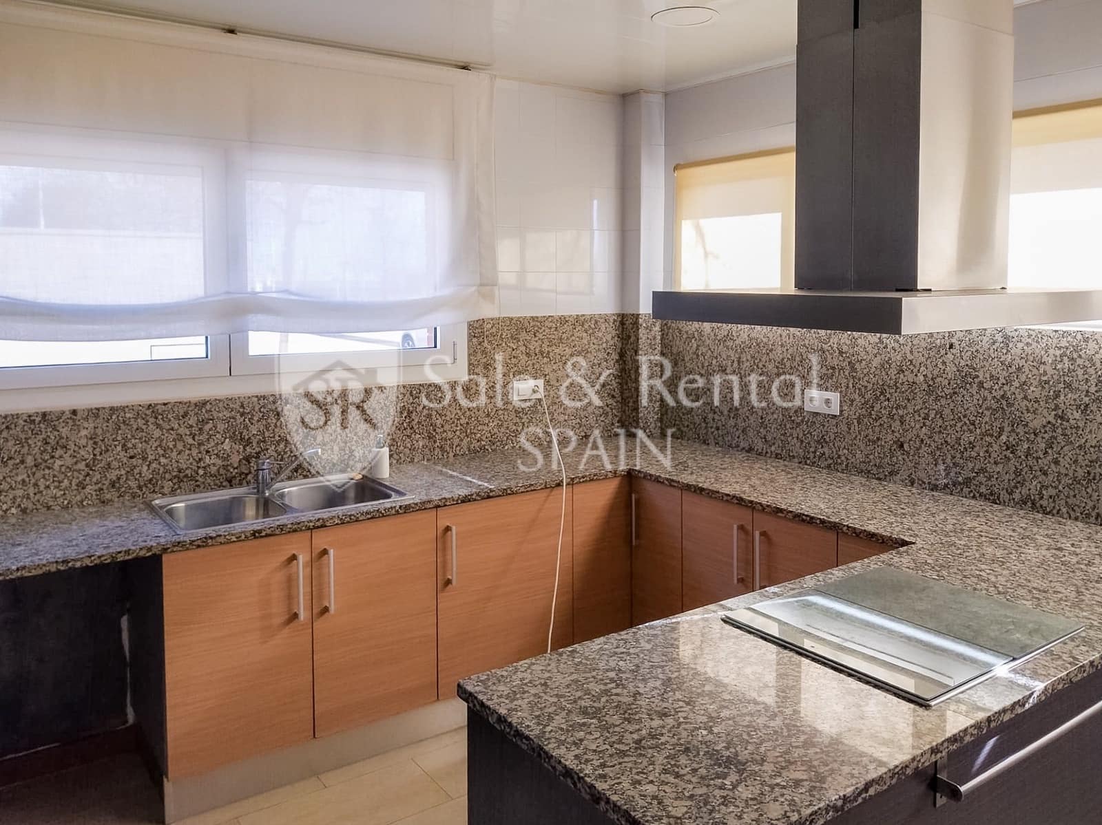 5 bedroom Semi-detached Villa for sale in Malgrat de Mar with garage - € 430,000 (Ref: 9590645)