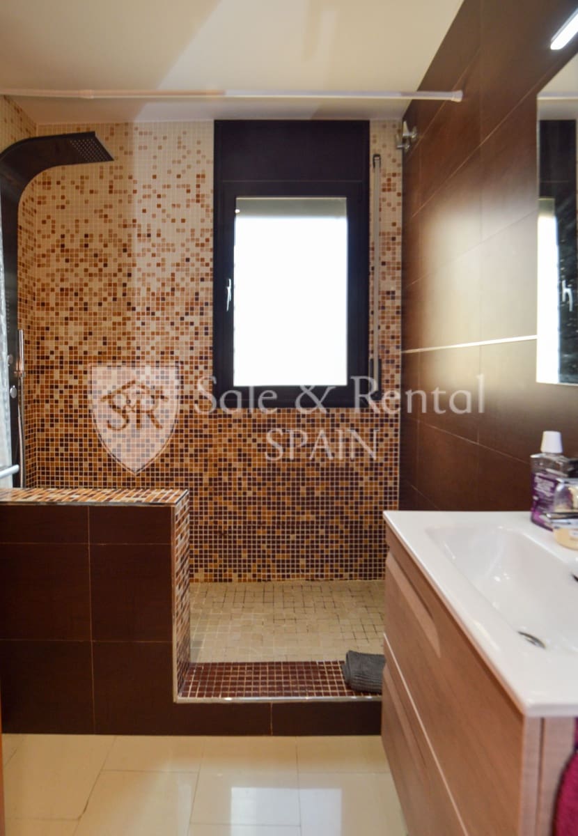 5 bedroom Villa for sale in Santa Susanna - € 539,000 (Ref: 9721041)