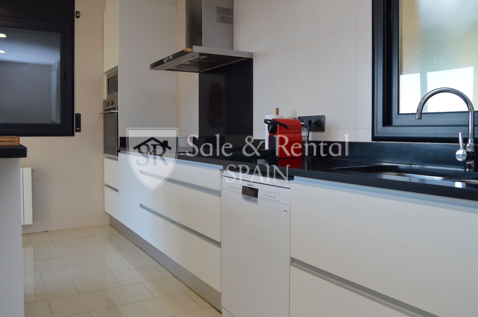 5 bedroom Villa for sale in Santa Susanna - € 539,000 (Ref: 9721041)