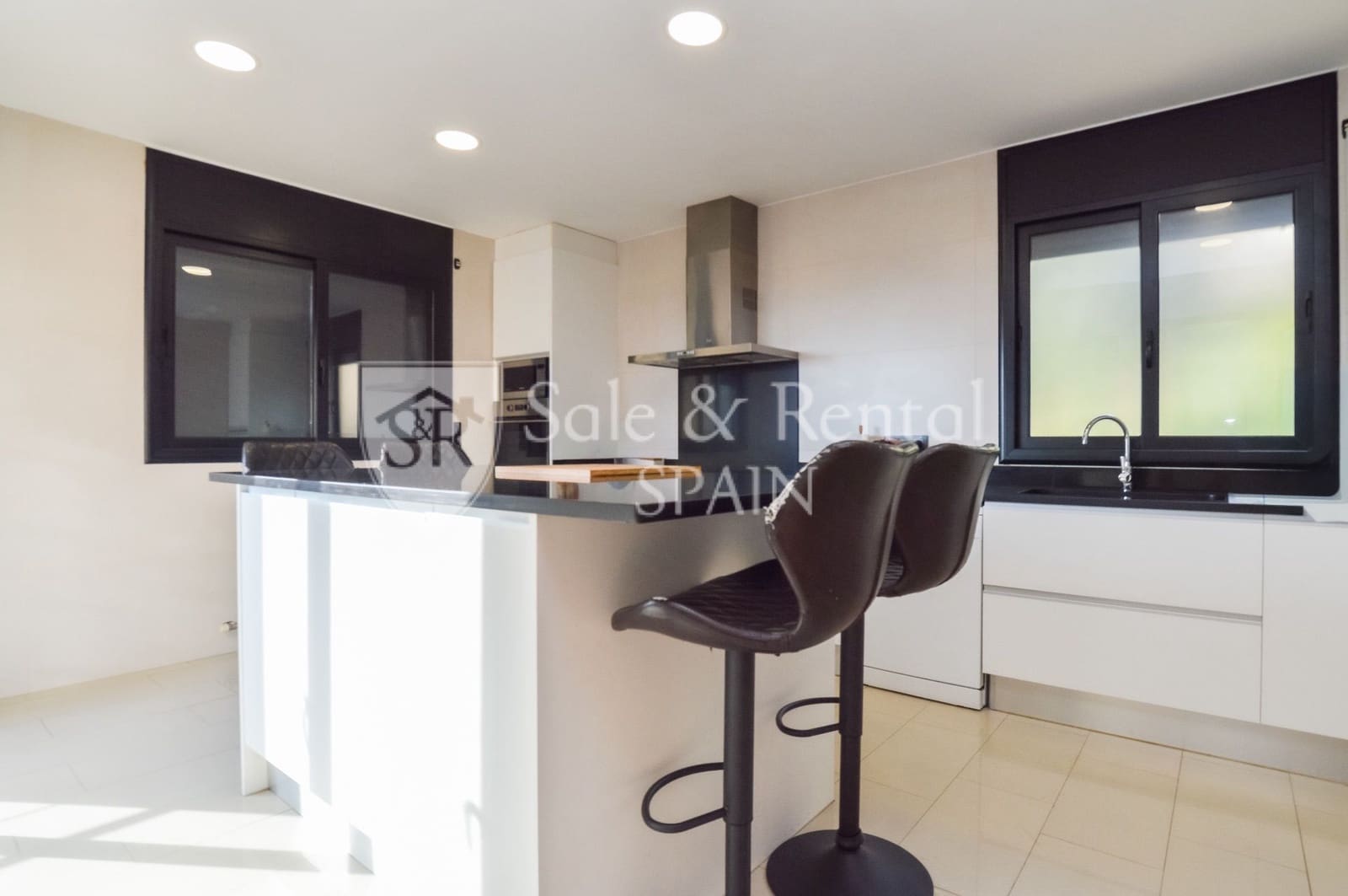 5 bedroom Villa for sale in Santa Susanna - € 539,000 (Ref: 9721041)