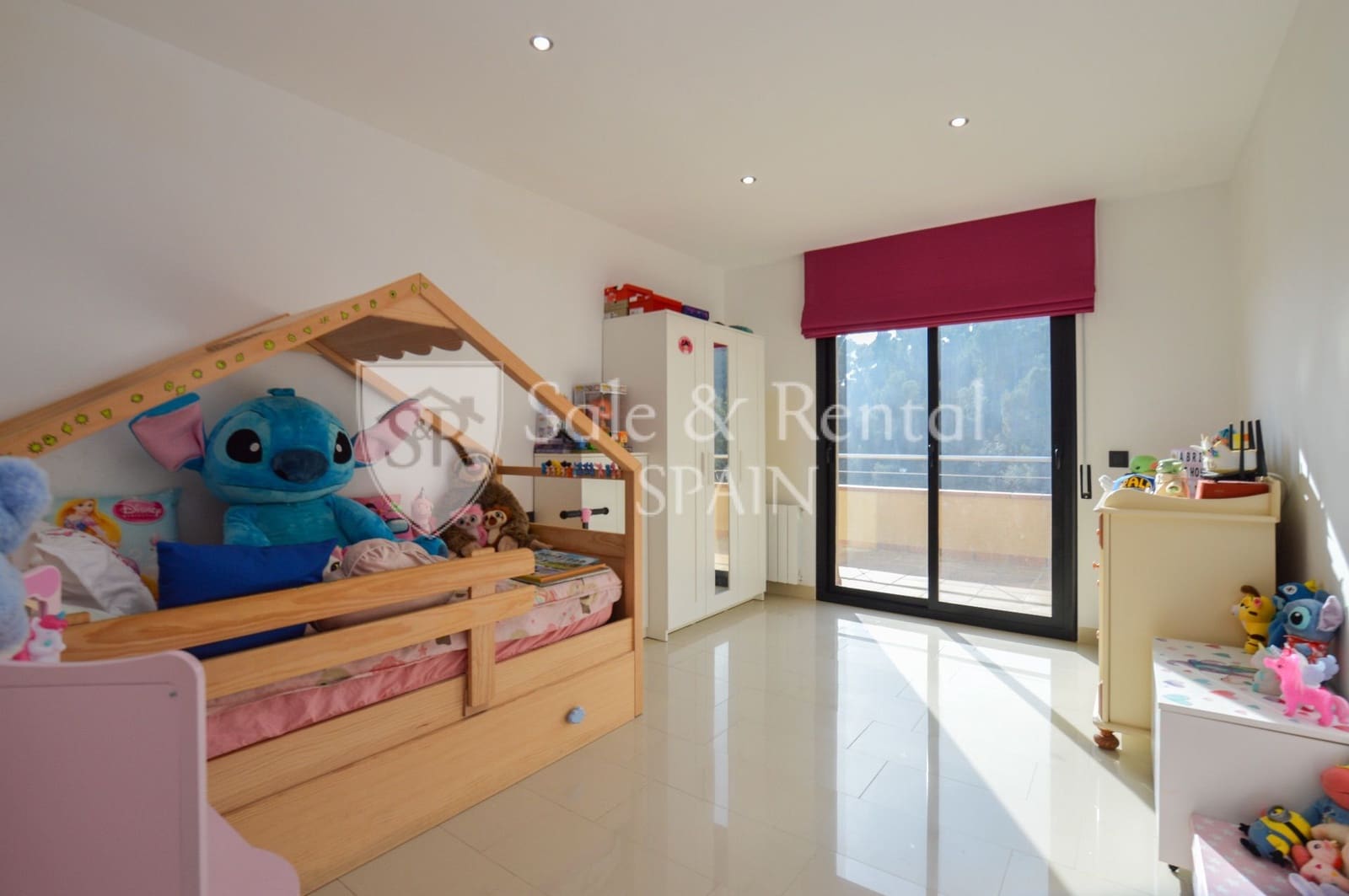 5 bedroom Villa for sale in Santa Susanna - € 539,000 (Ref: 9721041)