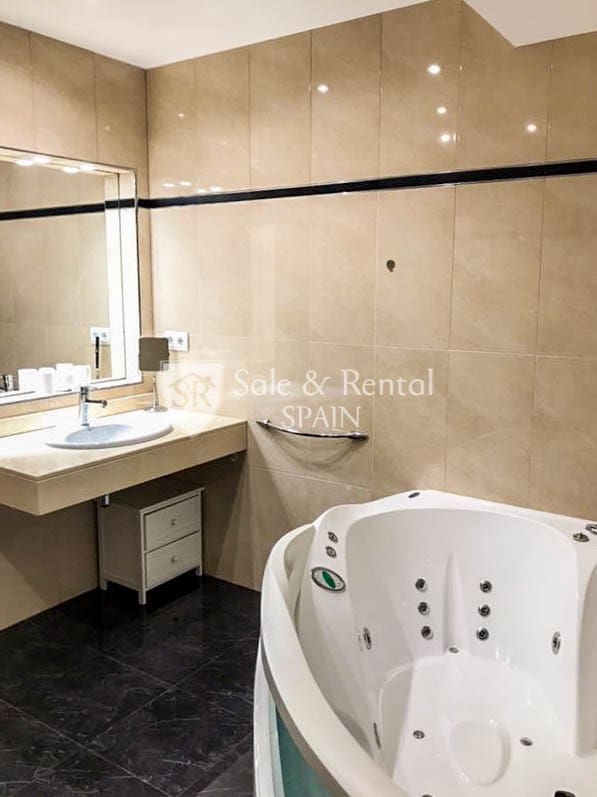 Chalet de 6 habitaciones en Lloret de Mar en venta con piscina garaje - 790.000 € (Ref: 9731639)