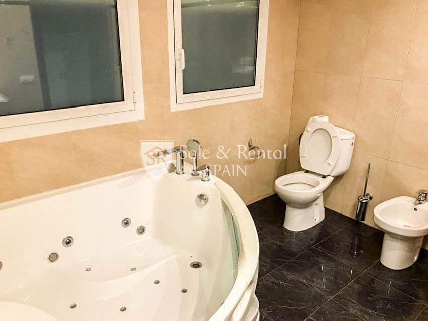 Chalet de 6 habitaciones en Lloret de Mar en venta con piscina garaje - 790.000 € (Ref: 9731639)