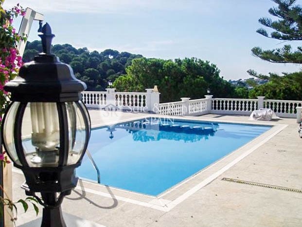 6 soveværelse Villa til salg i Lloret de Mar med swimmingpool garage - € 320.000 (Ref: 9735075)