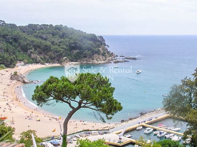 6 soveværelse Villa til salg i Canyelles, Lloret de Mar med swimmingpool garage - € 320.000 (Ref: 9735075)