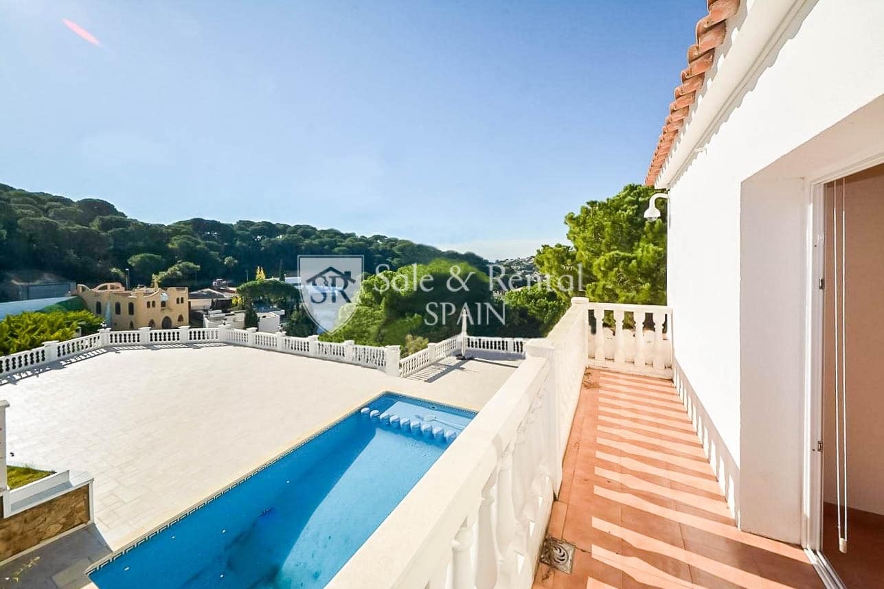 6 soveværelse Villa til salg i Lloret de Mar med swimmingpool garage - € 320.000 (Ref: 9735075)