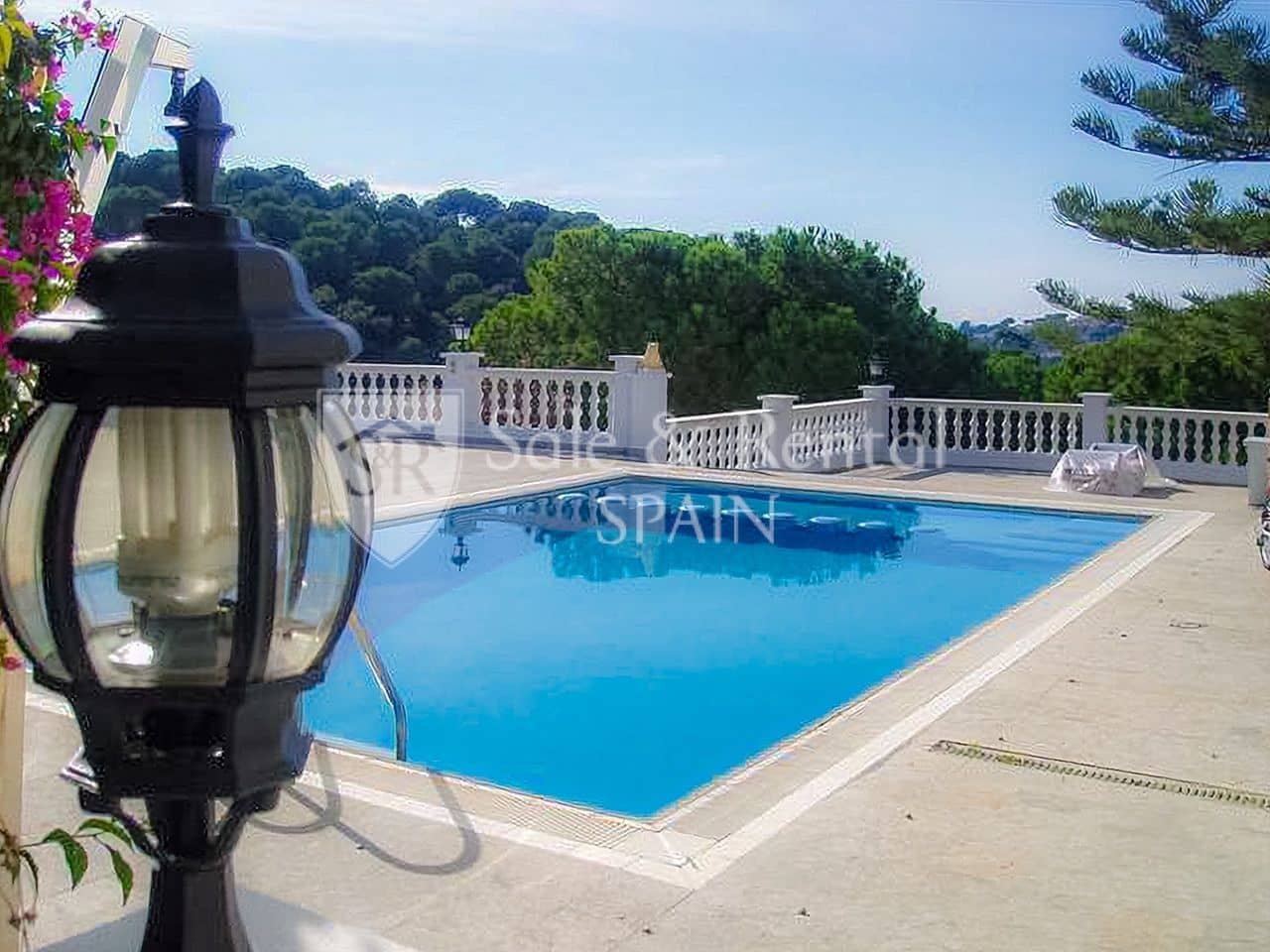 6 soveværelse Villa til salg i Lloret de Mar med swimmingpool garage - € 320.000 (Ref: 9735075)