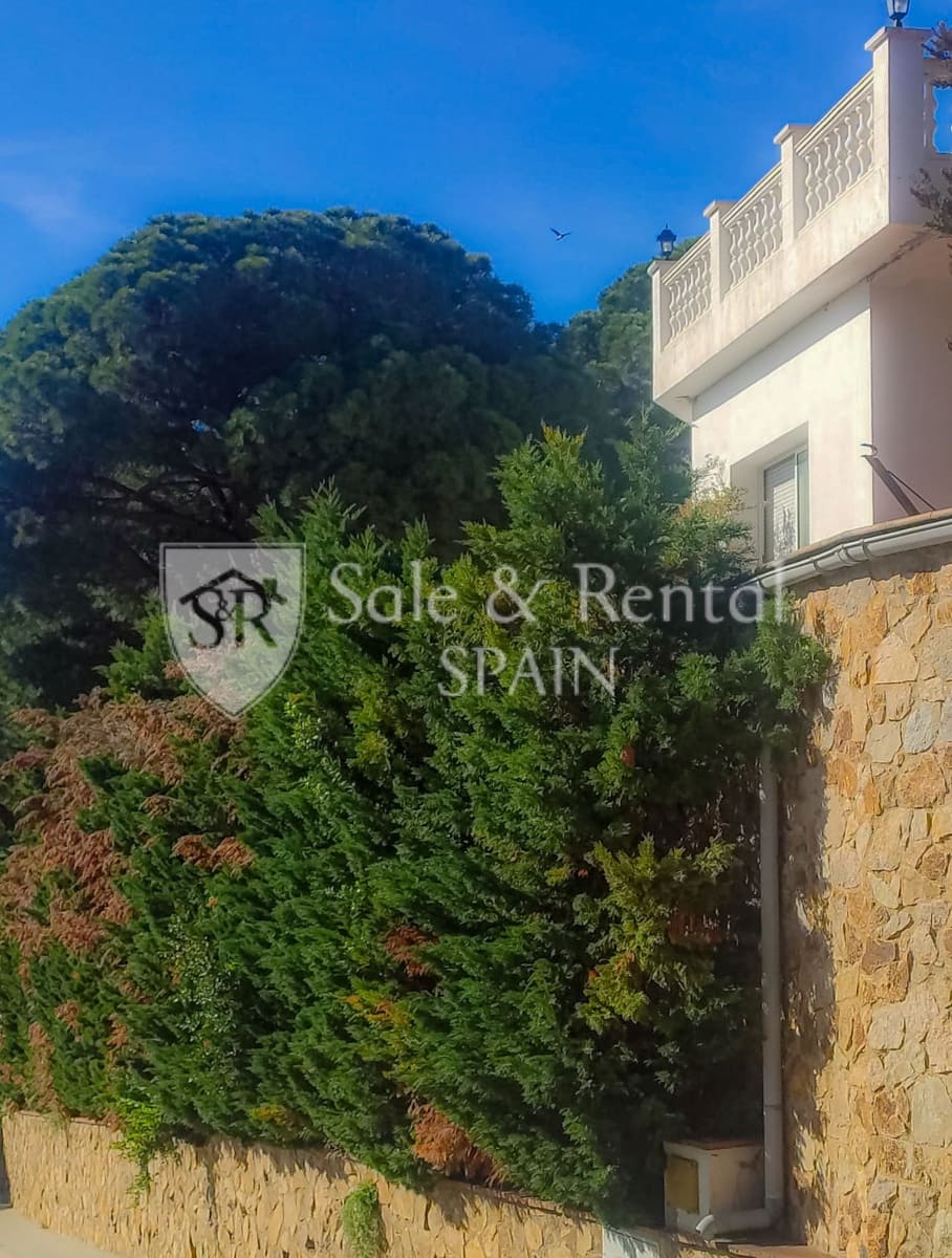 6 soveværelse Villa til salg i Lloret de Mar med swimmingpool garage - € 320.000 (Ref: 9735075)
