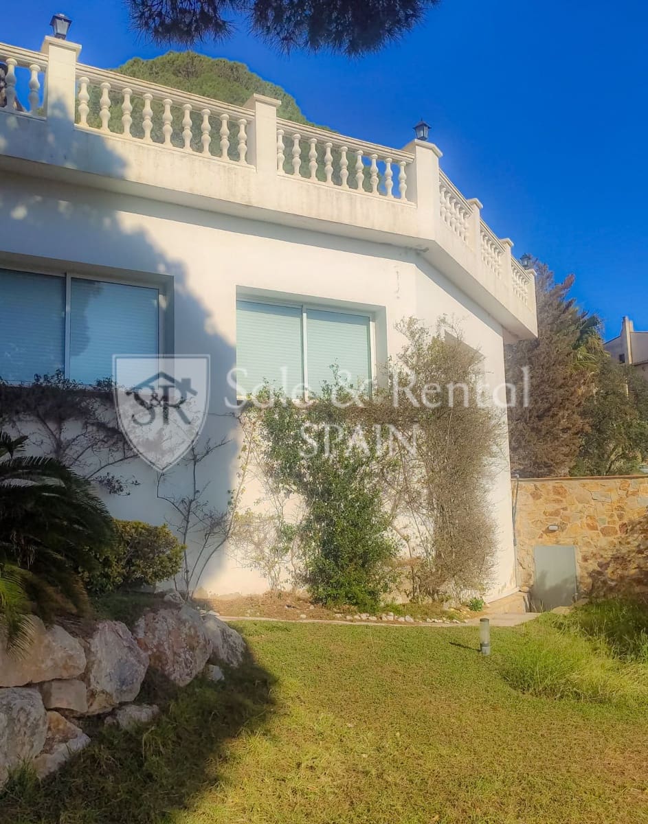 6 soveværelse Villa til salg i Lloret de Mar med swimmingpool garage - € 320.000 (Ref: 9735075)