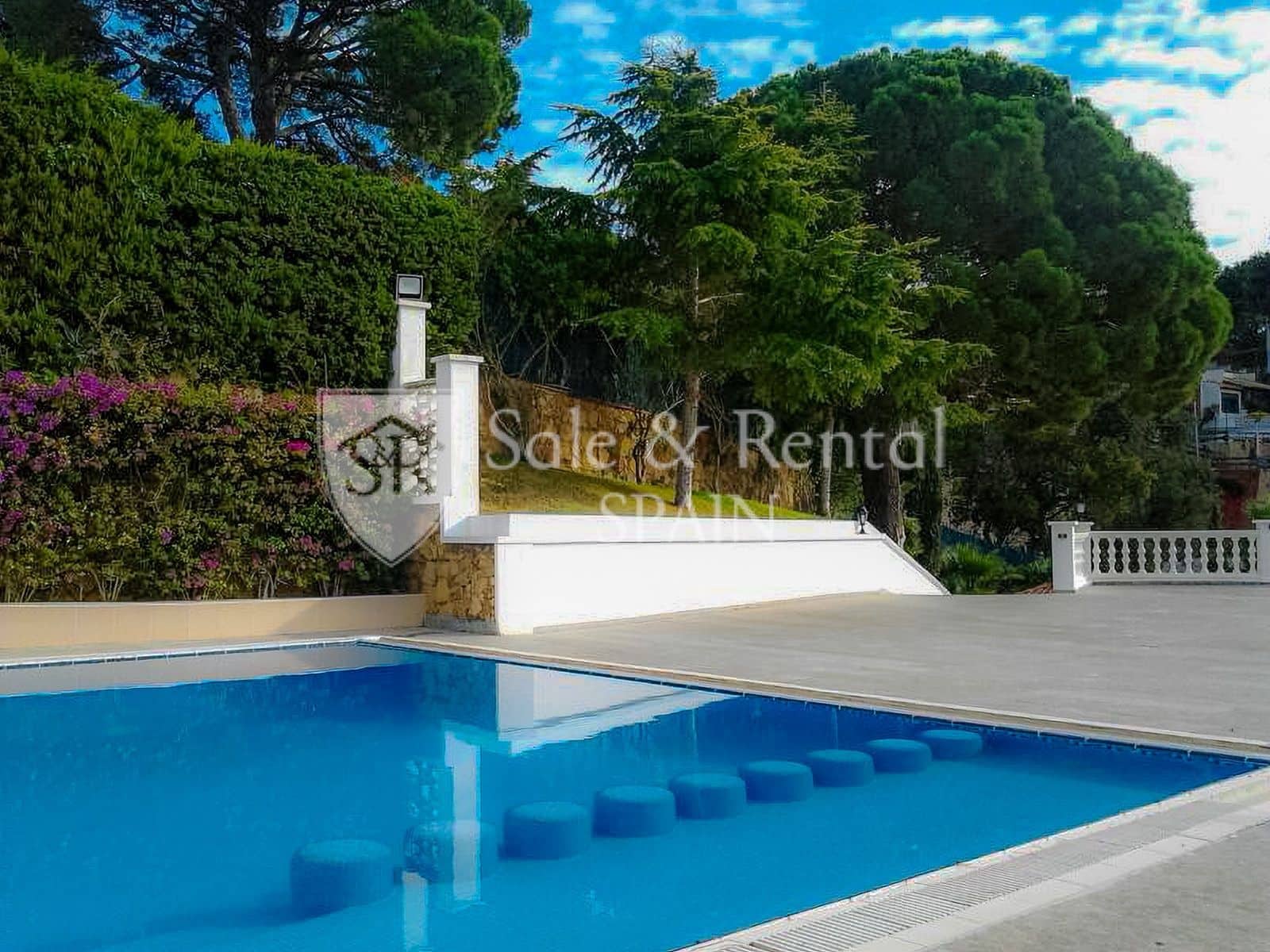 6 soveværelse Villa til salg i Lloret de Mar med swimmingpool garage - € 320.000 (Ref: 9735075)