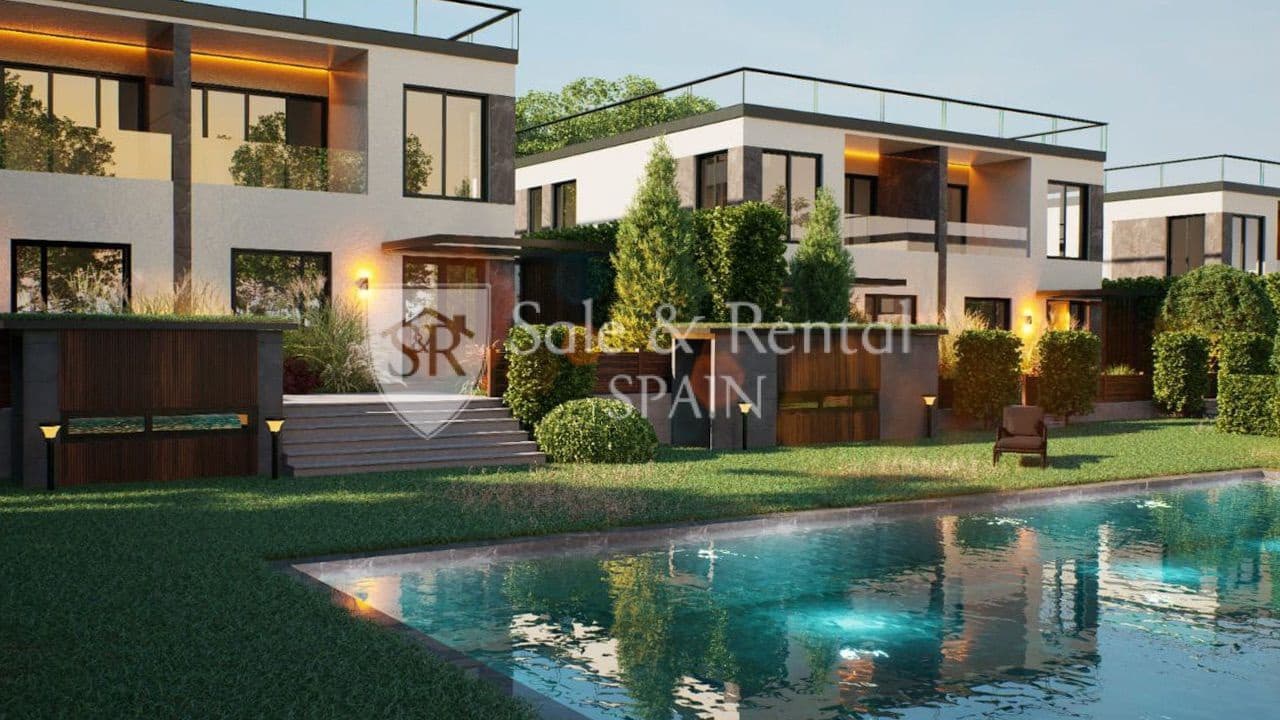 3 makuuhuone Huvila myytävänä paikassa Lloret de Mar mukana uima-altaan 
autotalli - 830 000 € (Ref: 9803878)