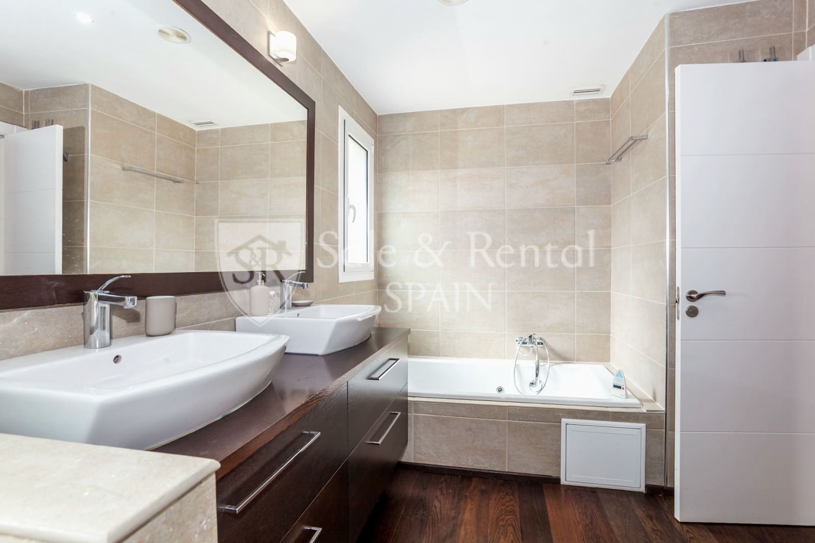 6 sovrum Villa till salu i Gava med pool garage - 2 650 000 € (Ref: 9807566)