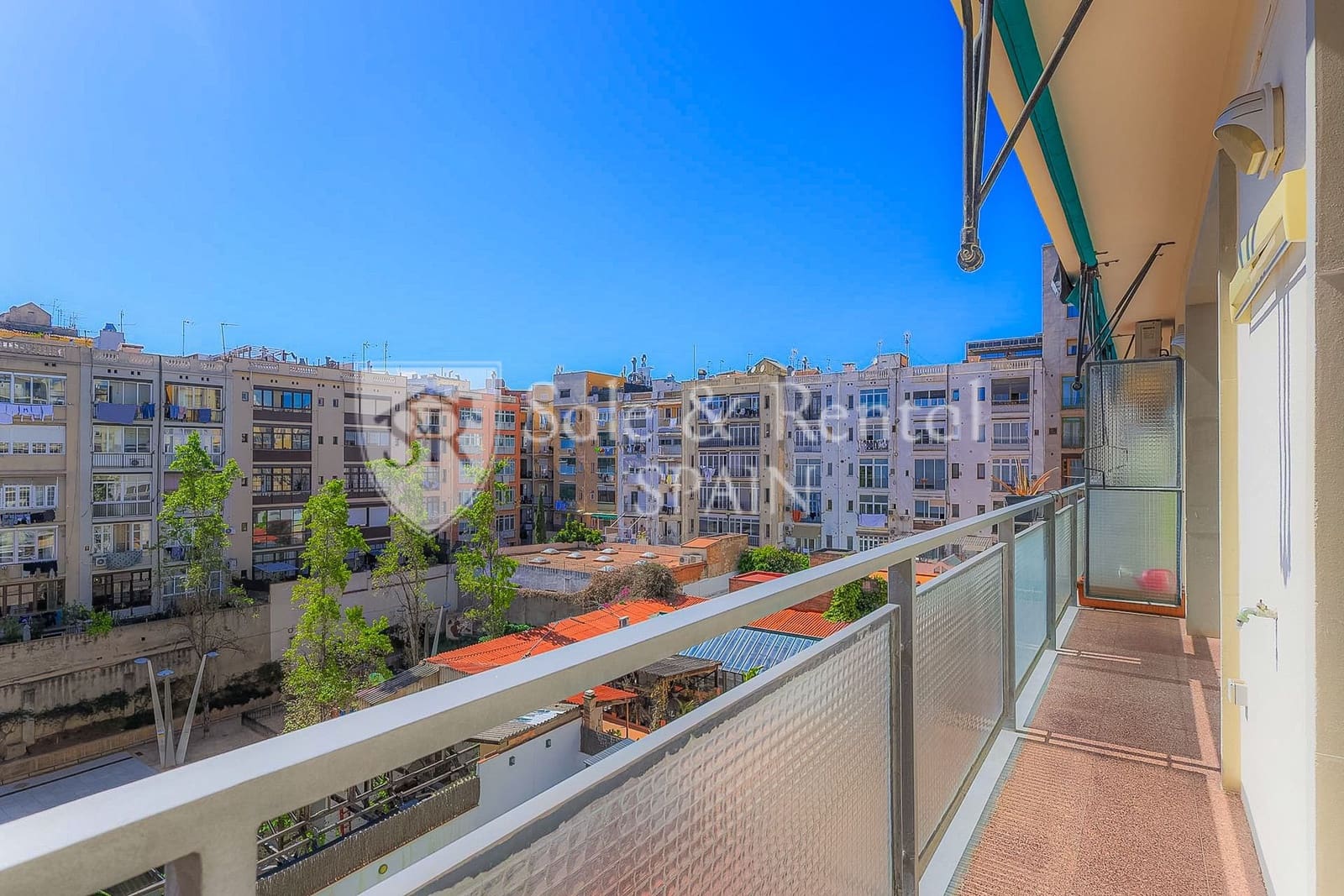 3 makuuhuone Huvila myytävänä paikassa Barcelona kaupunki mukana uima-altaan 
autotalli - 975 000 € (Ref: 9811196)