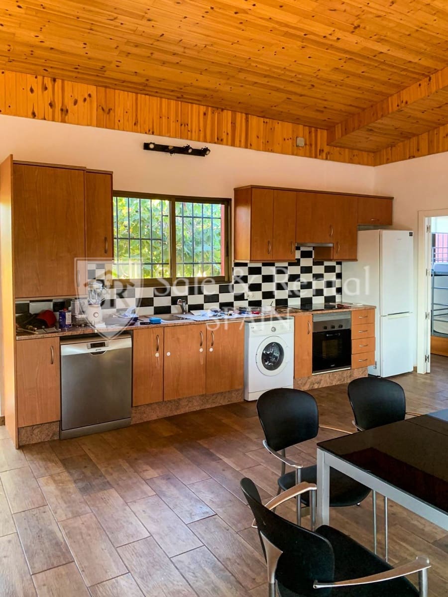 7 bedroom Villa for sale in Montserrat with pool garage - € 595,000 (Ref: 9840036)