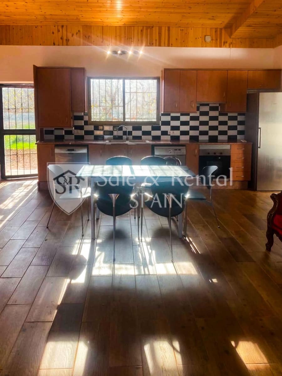 7 bedroom Villa for sale in Montserrat with pool garage - € 595,000 (Ref: 9840036)
