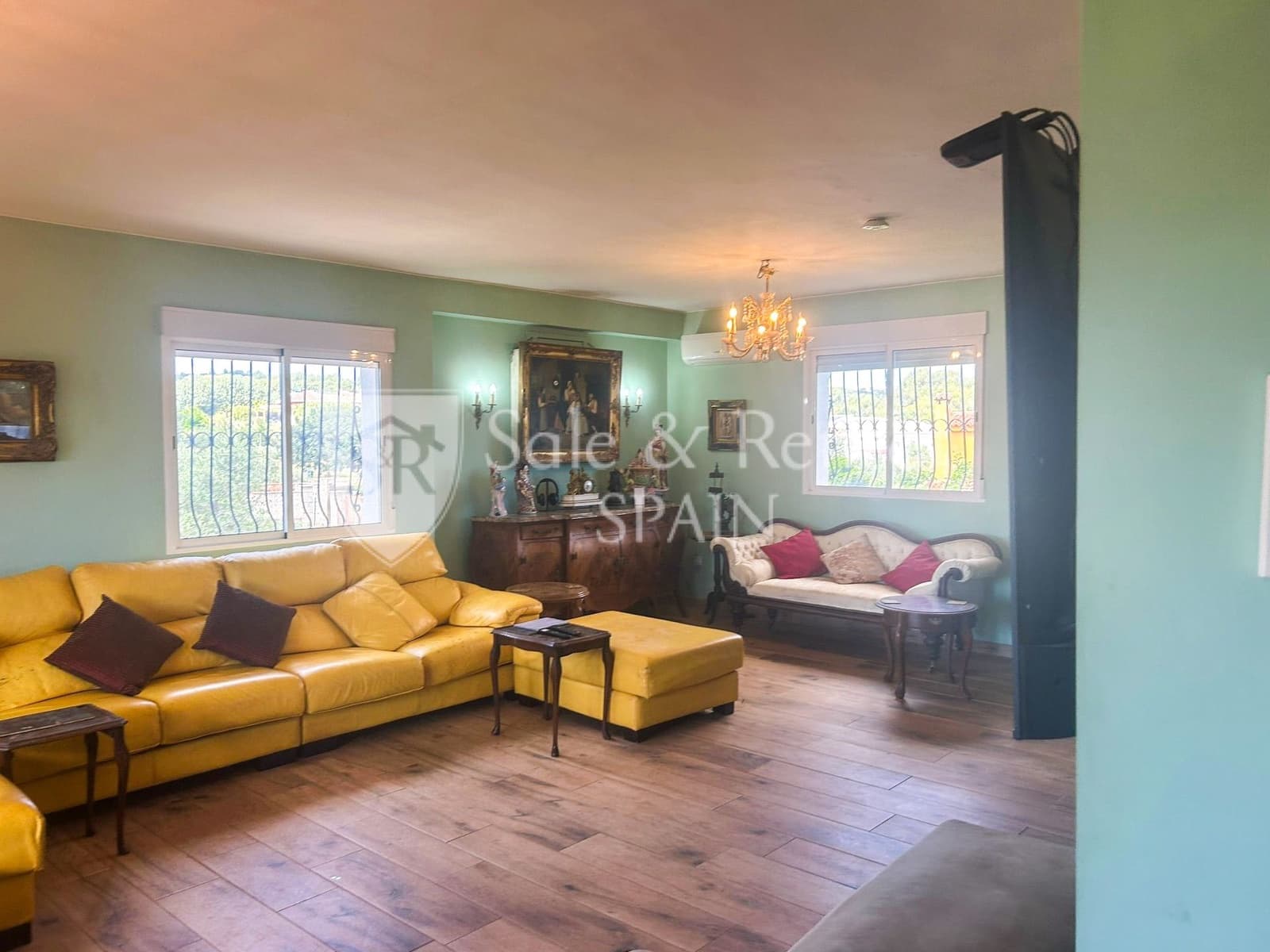 7 bedroom Villa for sale in Montserrat with pool garage - € 595,000 (Ref: 9840036)