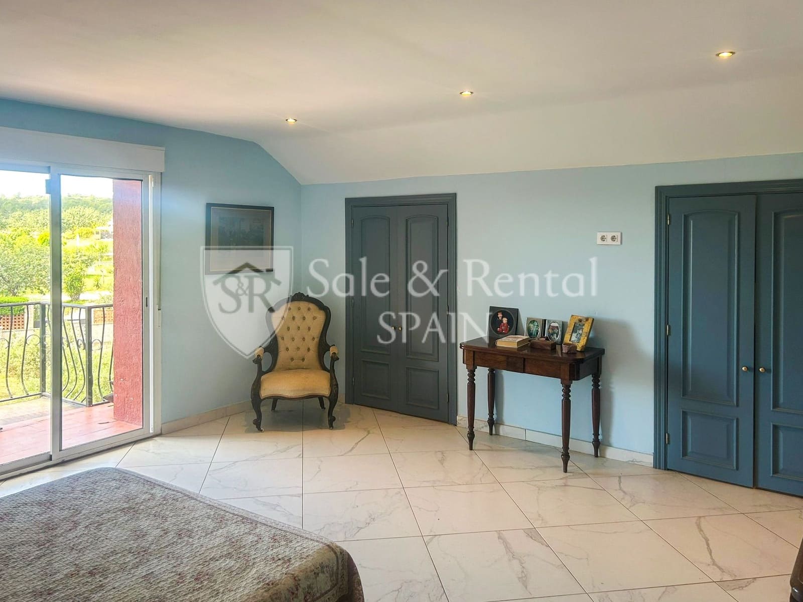 7 bedroom Villa for sale in Montserrat with pool garage - € 595,000 (Ref: 9840036)