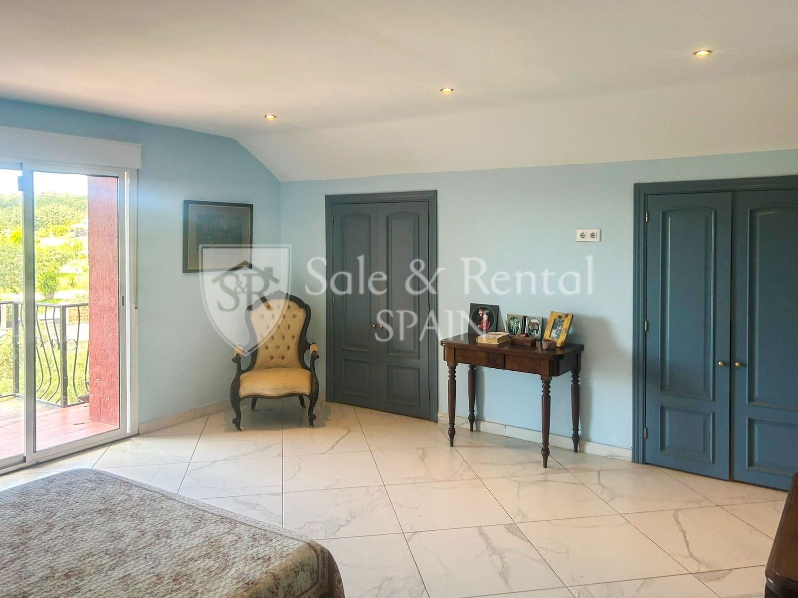 7 bedroom Villa for sale in Montserrat with pool garage - € 595,000 (Ref: 9840036)