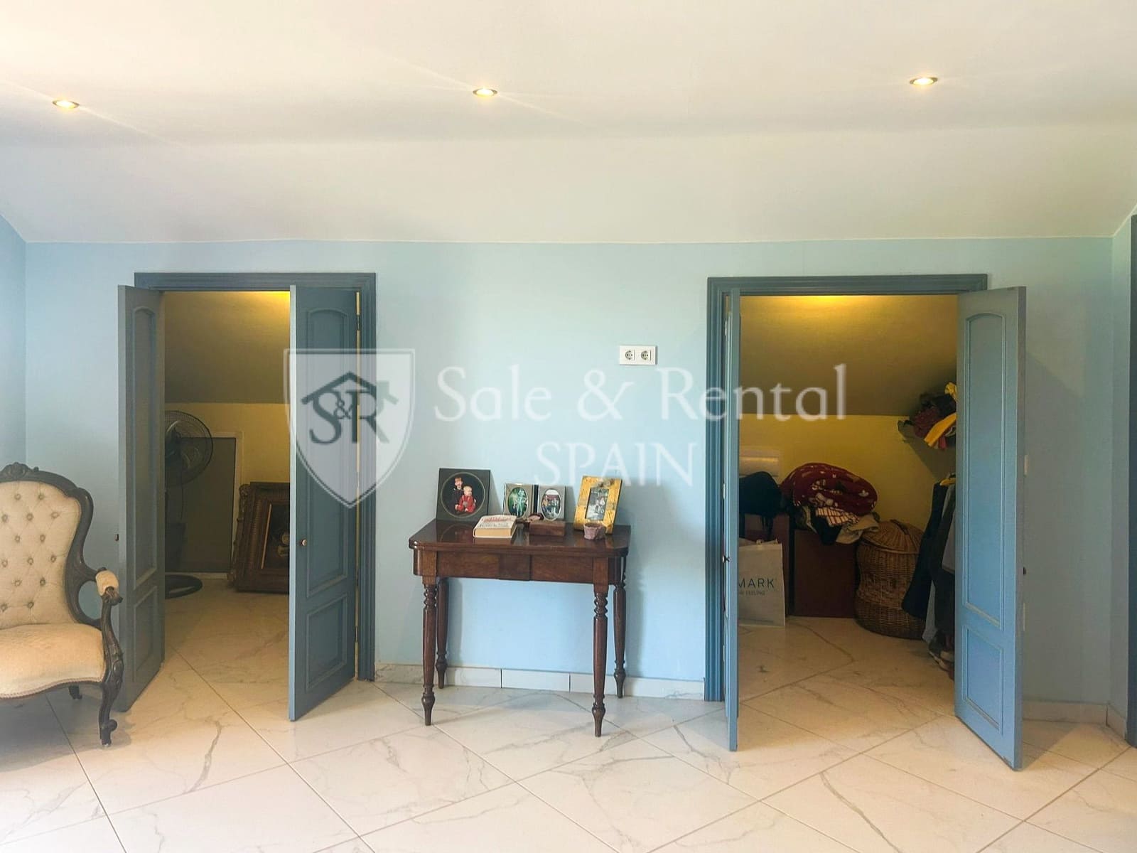 7 bedroom Villa for sale in Montserrat with pool garage - € 595,000 (Ref: 9840036)