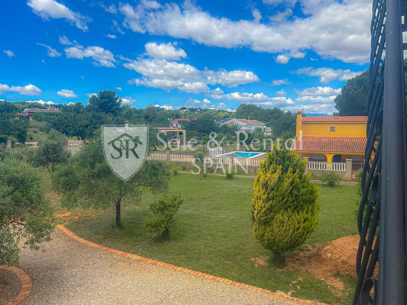 7 bedroom Villa for sale in Montserrat with pool garage - € 595,000 (Ref: 9840036)