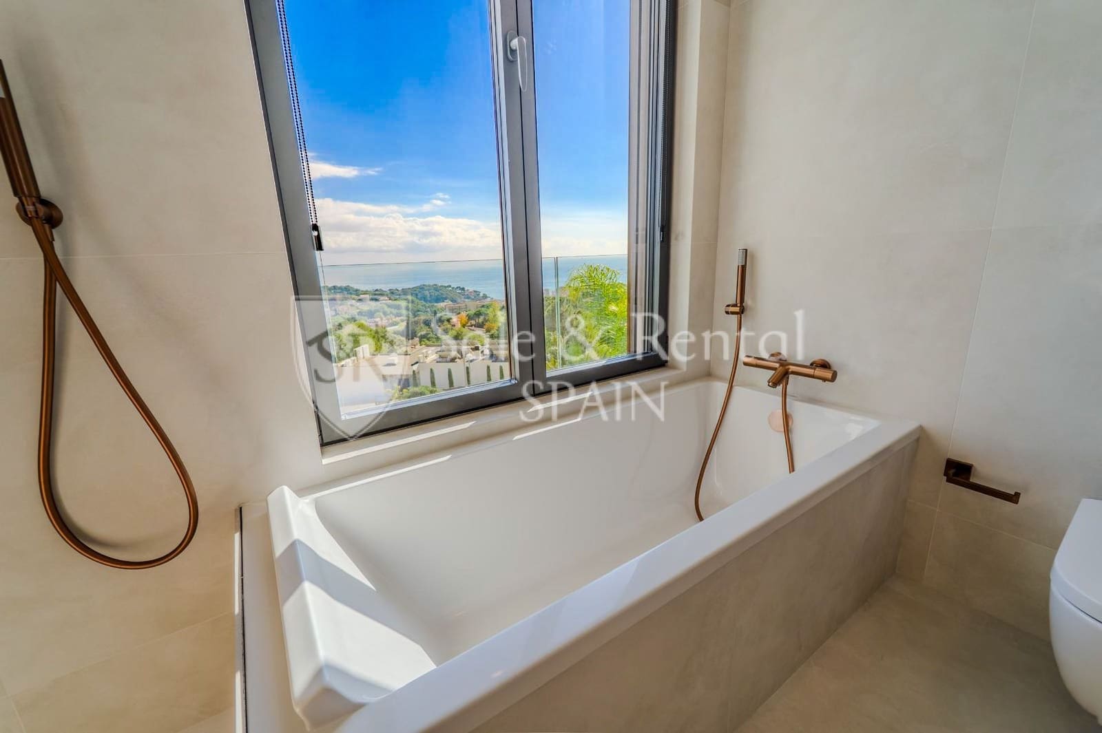 Chalet de 3 habitaciones en Lloret de Mar en venta con piscina garaje - 1.350.000 € (Ref: 9850870)