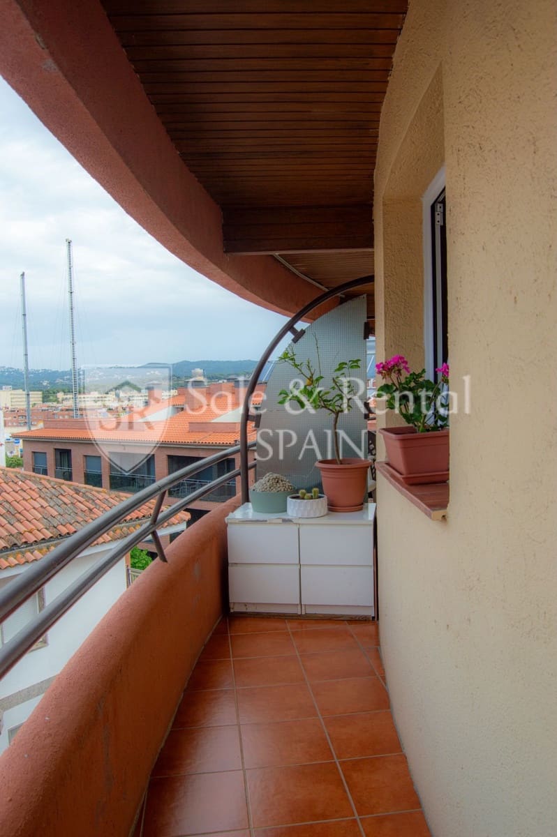 2 bedroom Flat for sale in Lloret de Mar - € 165,000 (Ref: 9854814)