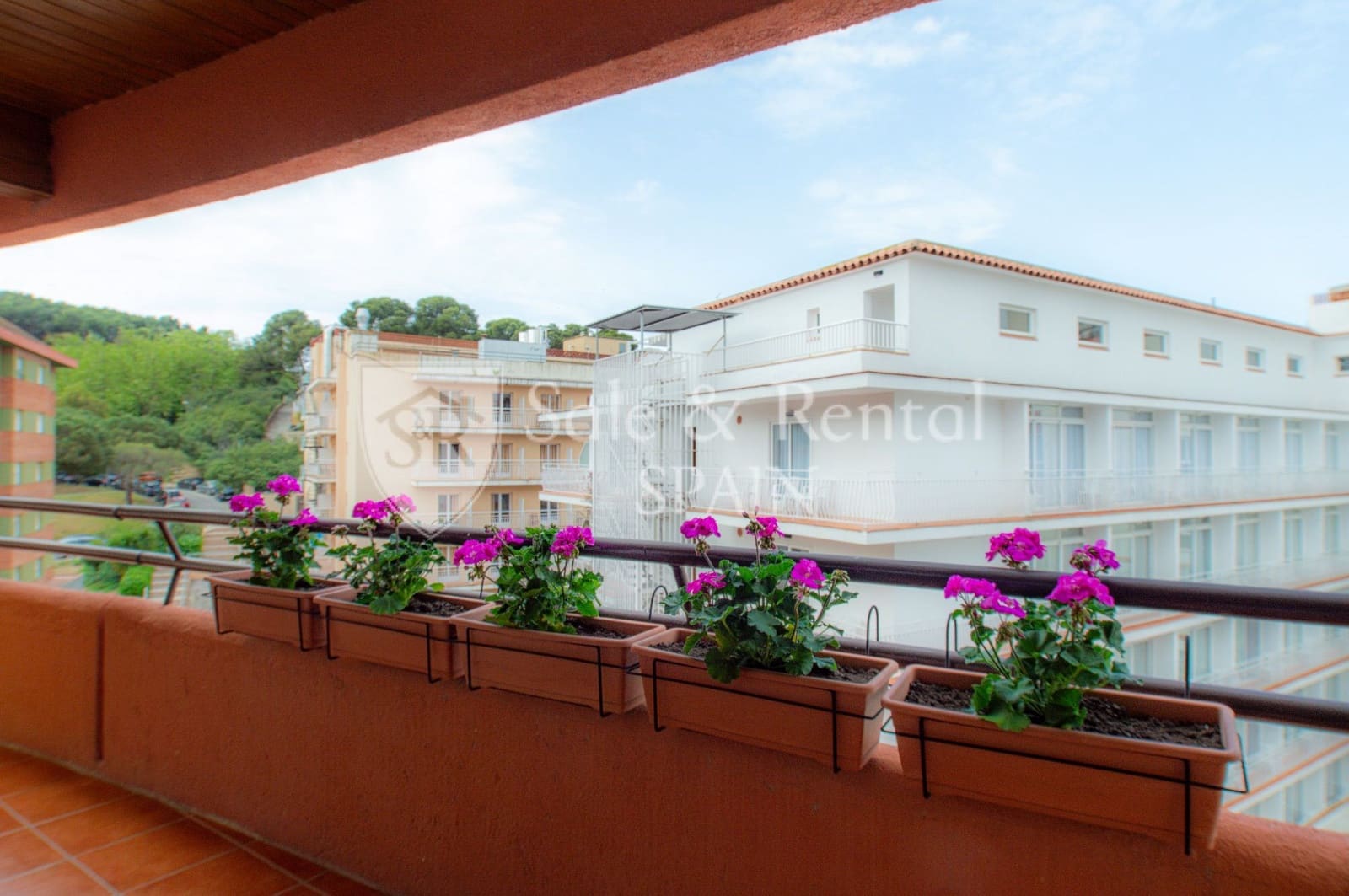 2 bedroom Flat for sale in Lloret de Mar - € 165,000 (Ref: 9854814)