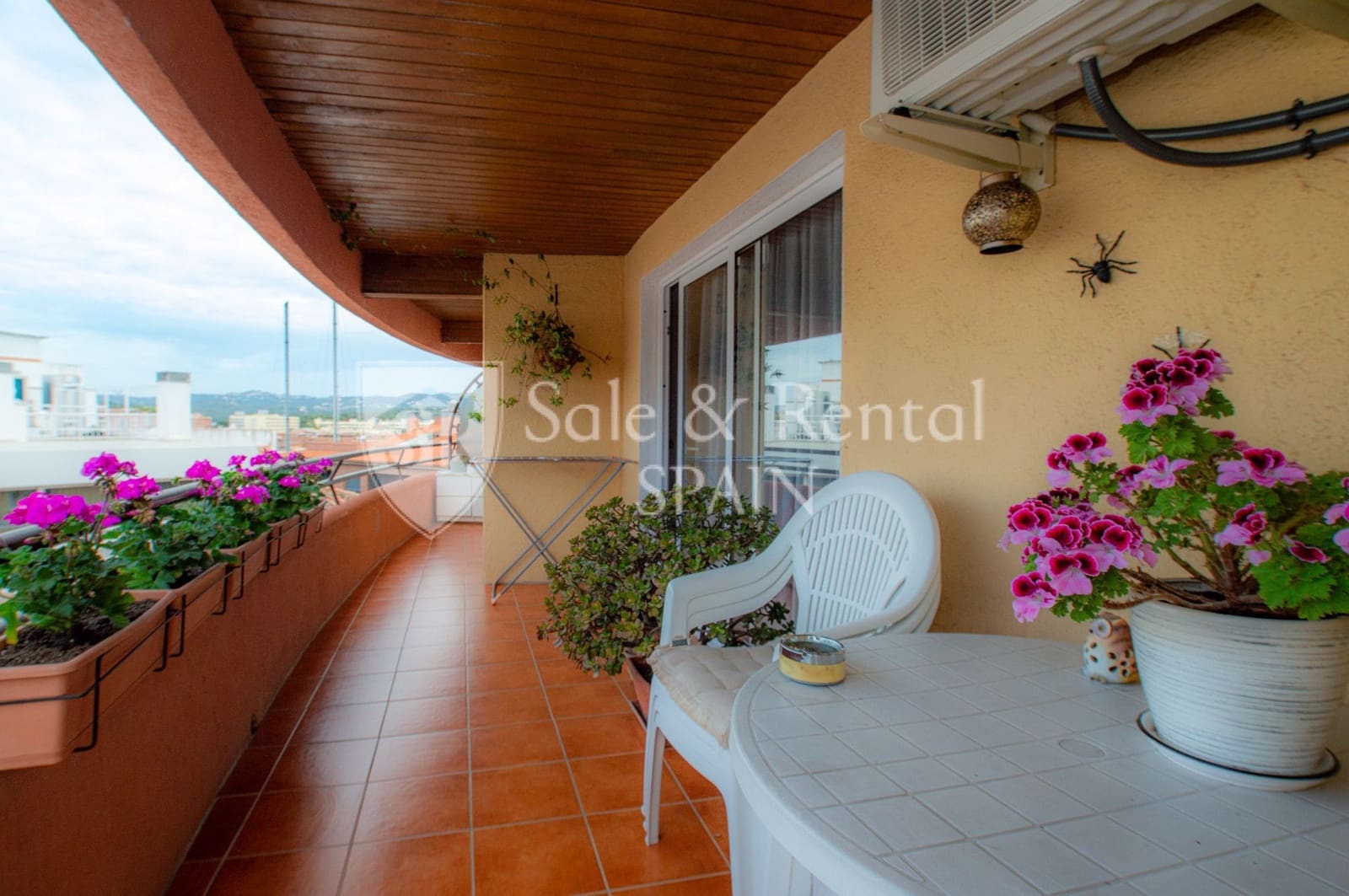 2 bedroom Flat for sale in Lloret de Mar - € 165,000 (Ref: 9854814)