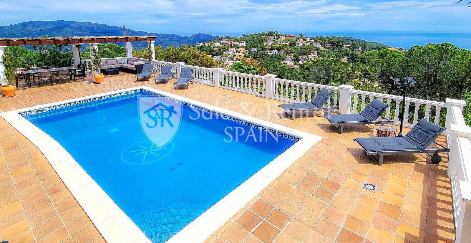 6 makuuhuone Huvila myytävänä paikassa Lloret de Mar mukana uima-altaan 
autotalli - 790 000 € (Ref: 9866394)
