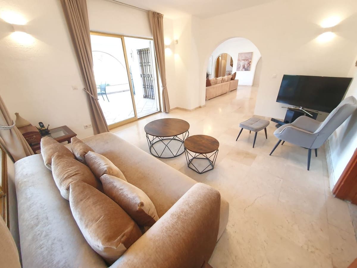 4 bedroom Villa for rent in Nueva Andalucia with pool - € 7,800 (Ref: 6976364)