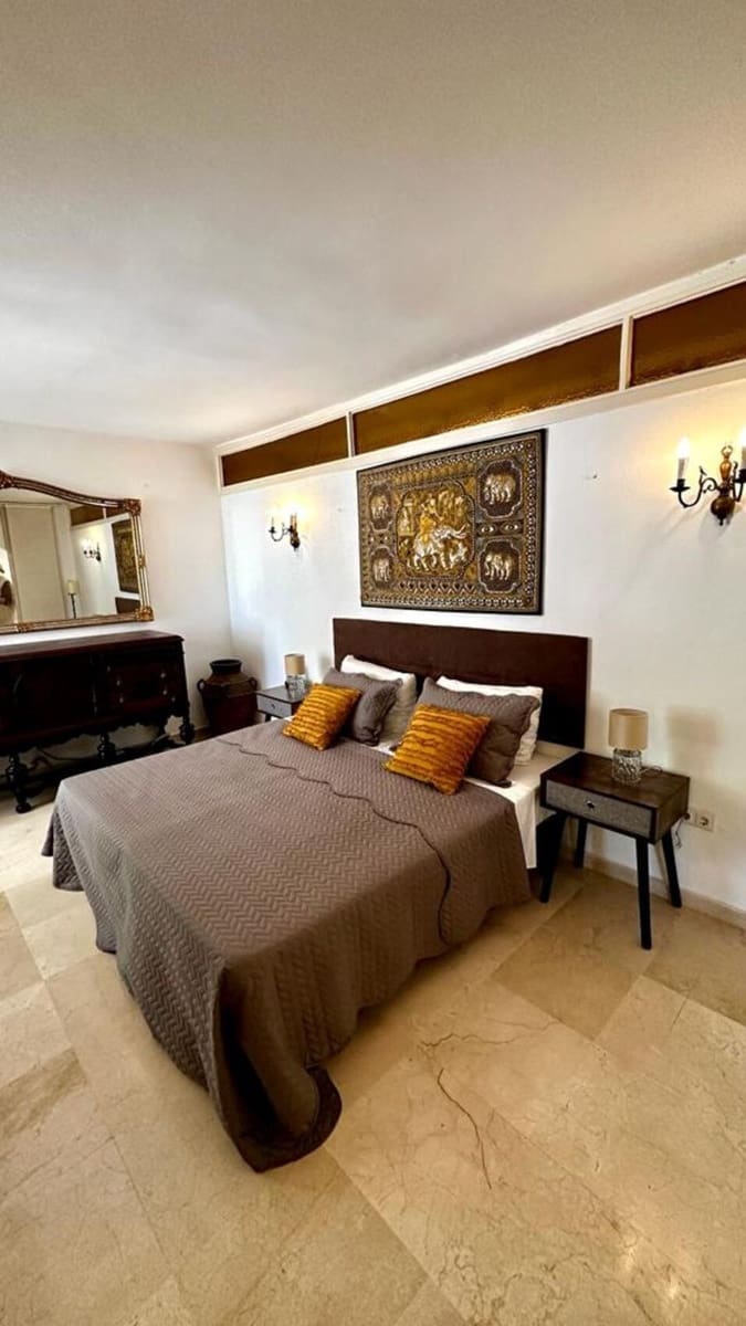 4 bedroom Villa for rent in Nueva Andalucia with pool - € 7,800 (Ref: 6976364)