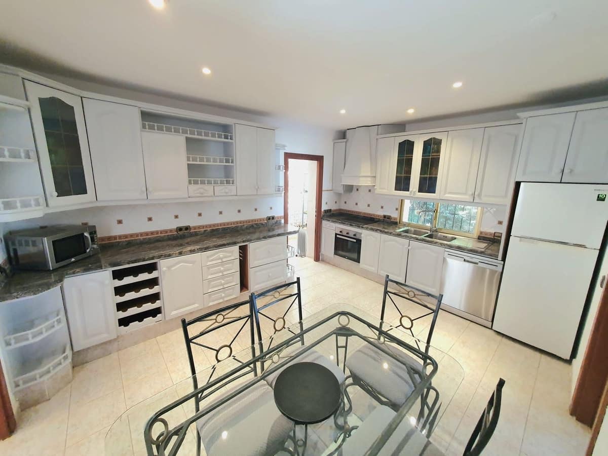 4 bedroom Villa for rent in Nueva Andalucia with pool - € 7,800 (Ref: 6976364)