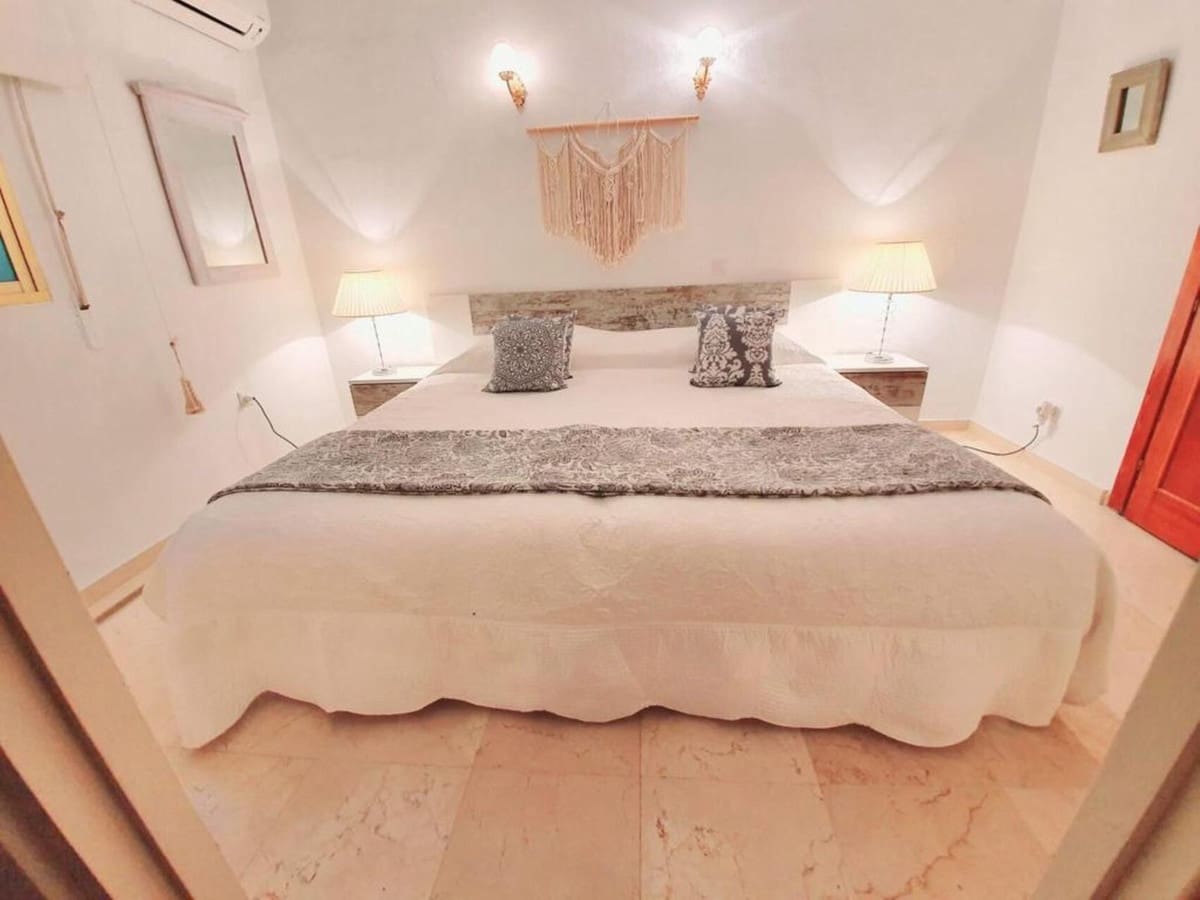 4 bedroom Villa for rent in Nueva Andalucia with pool - € 7,800 (Ref: 6976364)